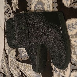 Muk luks winter boots, size 10, black and gray